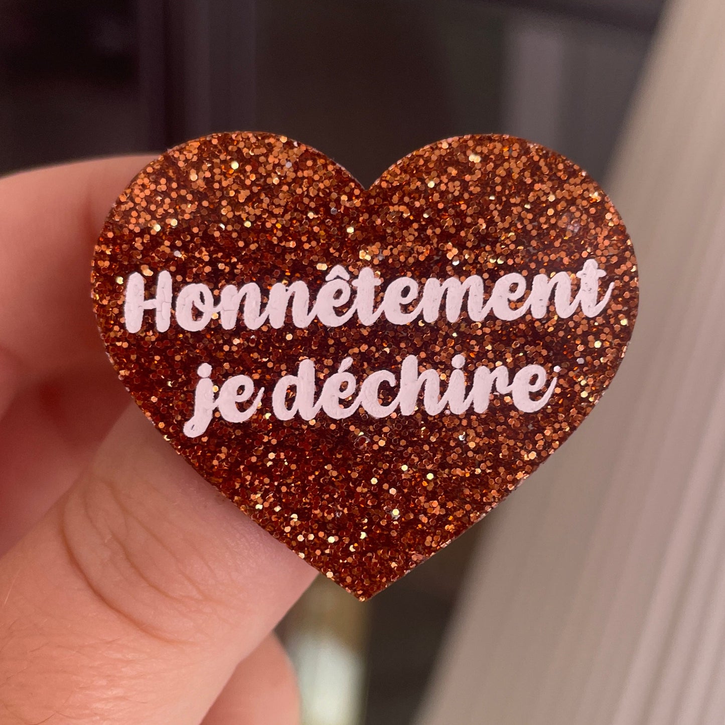 [CONTRÔLE TECHNIQUE] Broche "Honnêtement je déchire" en acrylique pailletée orange/rouille
