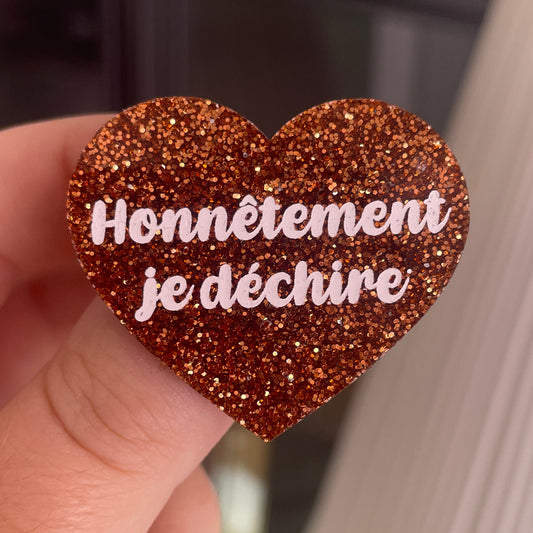 [CONTRÔLE TECHNIQUE] Broche "Honnêtement je déchire" en acrylique pailletée orange/rouille