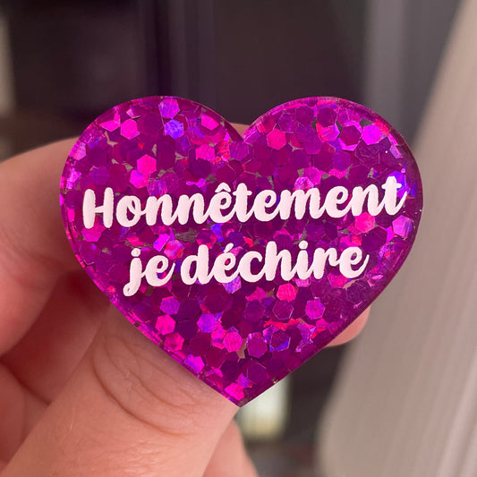 [CONTRÔLE TECHNIQUE] Broche "Honnêtement je déchire" en acrylique semi-transparente avec des confettis fuchsia