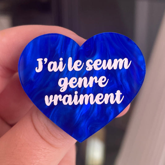 [CONTRÔLE TECHNIQUE] Broche "J'ai le seum genre vraiment" en acrylique marbrée bleue foncée