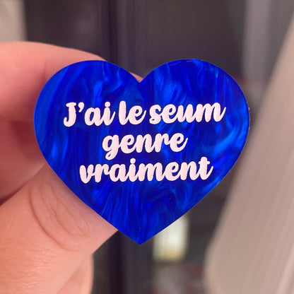 [CONTRÔLE TECHNIQUE] Broche "J'ai le seum genre vraiment" en acrylique marbrée bleue foncée