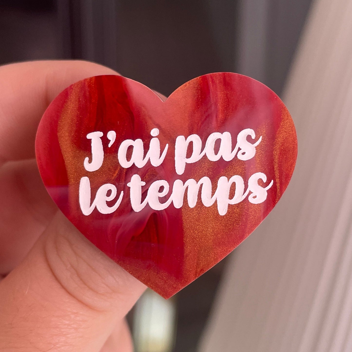 [CONTRÔLE TECHNIQUE] Broche "J'ai pas le temps" en acrylique marbrée rouge, dorée et blanche