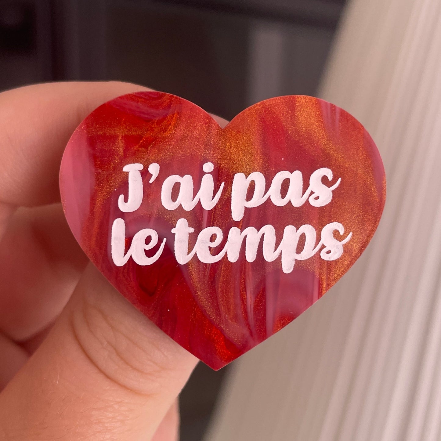 [CONTRÔLE TECHNIQUE] Broche "J'ai pas le temps" en acrylique marbrée rouge, dorée et blanche