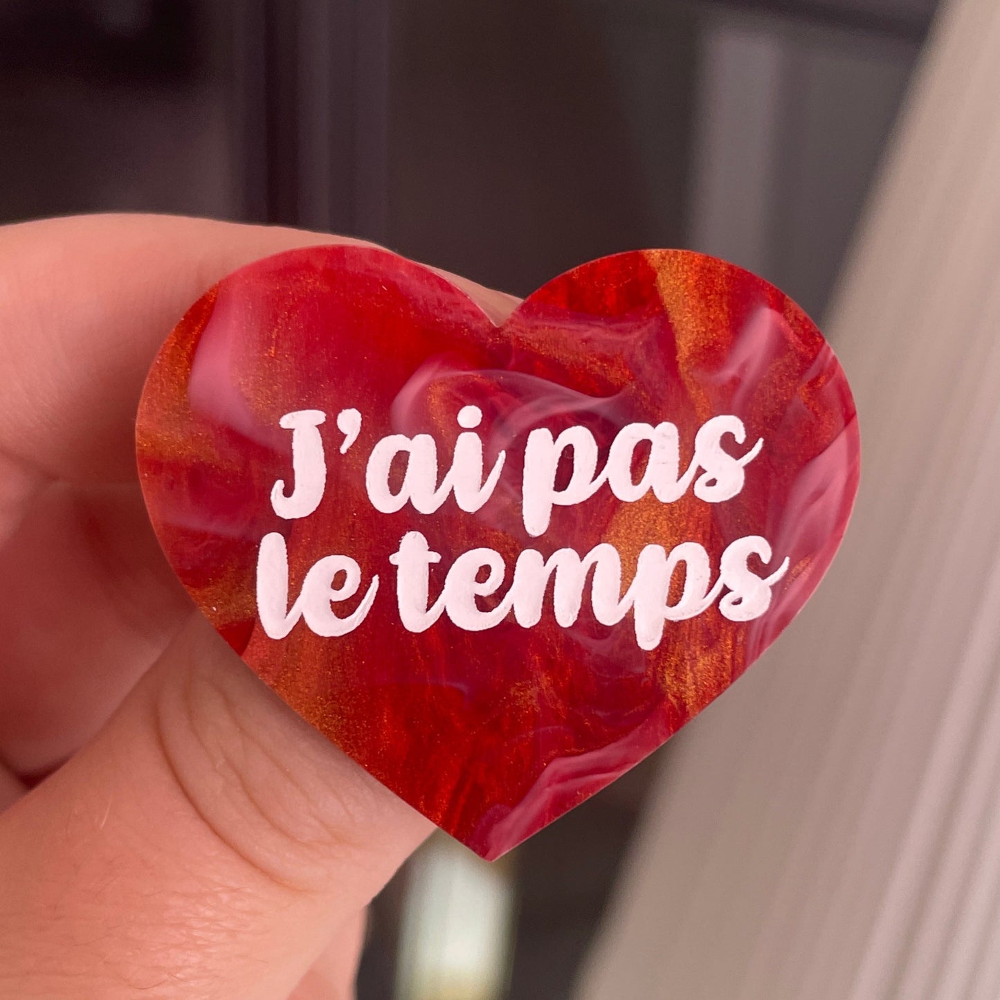 [CONTRÔLE TECHNIQUE] Broche "J'ai pas le temps" en acrylique marbrée rouge, dorée et blanche