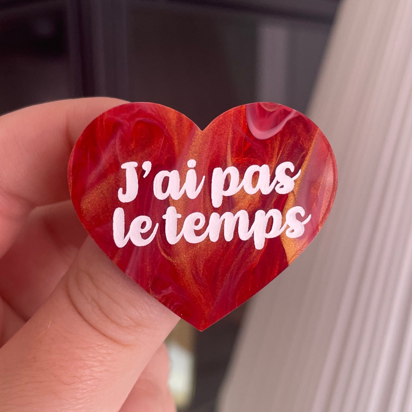[CONTRÔLE TECHNIQUE] Broche "J'ai pas le temps" en acrylique marbrée rouge, dorée et blanche