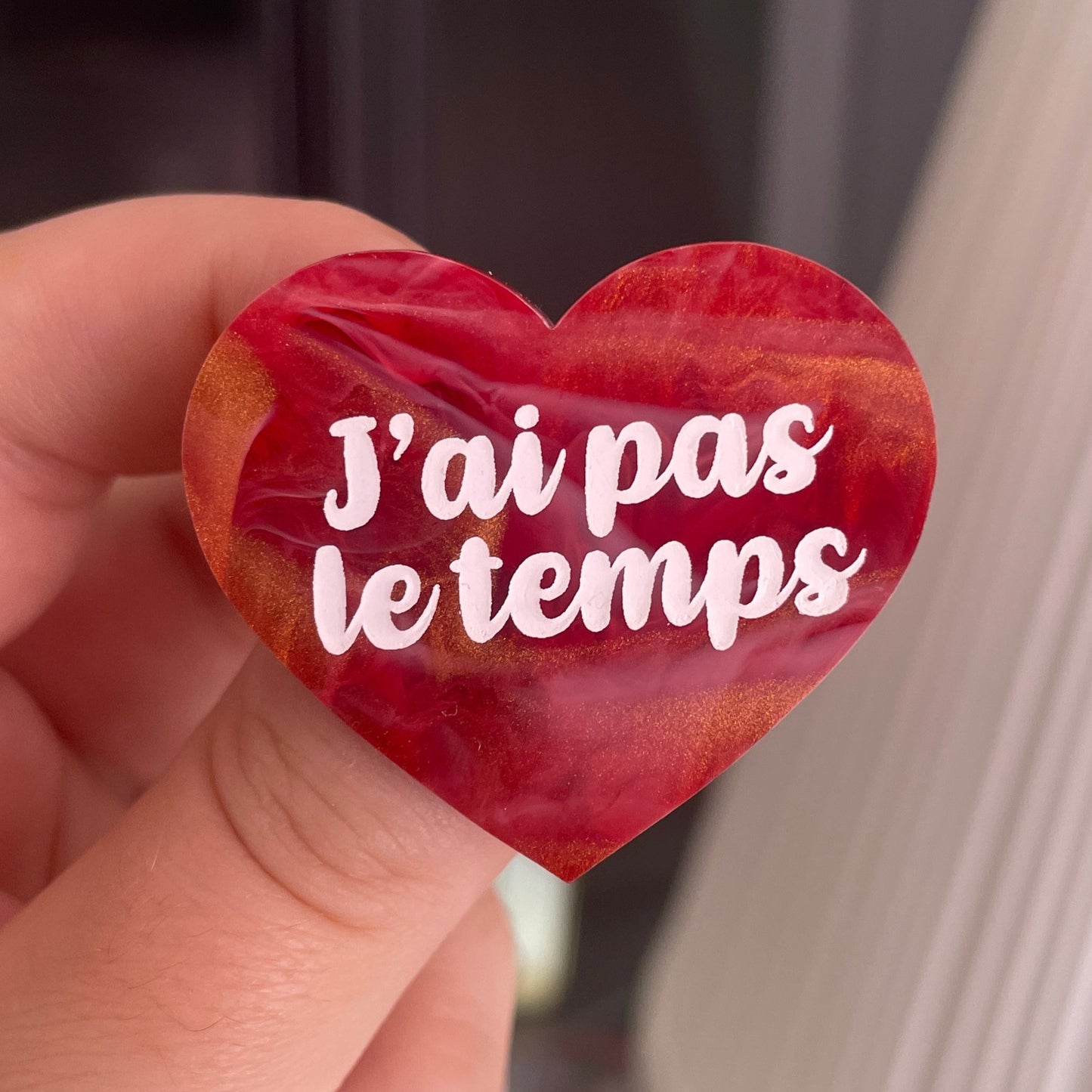 [CONTRÔLE TECHNIQUE] Broche "J'ai pas le temps" en acrylique marbrée rouge, dorée et blanche