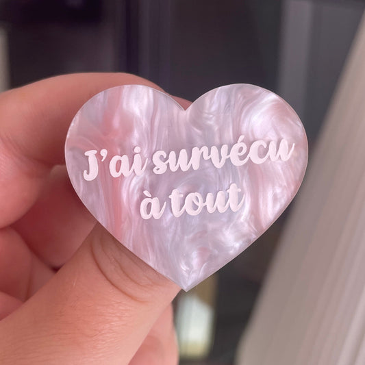 [CONTRÔLE TECHNIQUE] Broche "J'ai survécu à tout" en acrylique marbrée blanche, bleue et orange