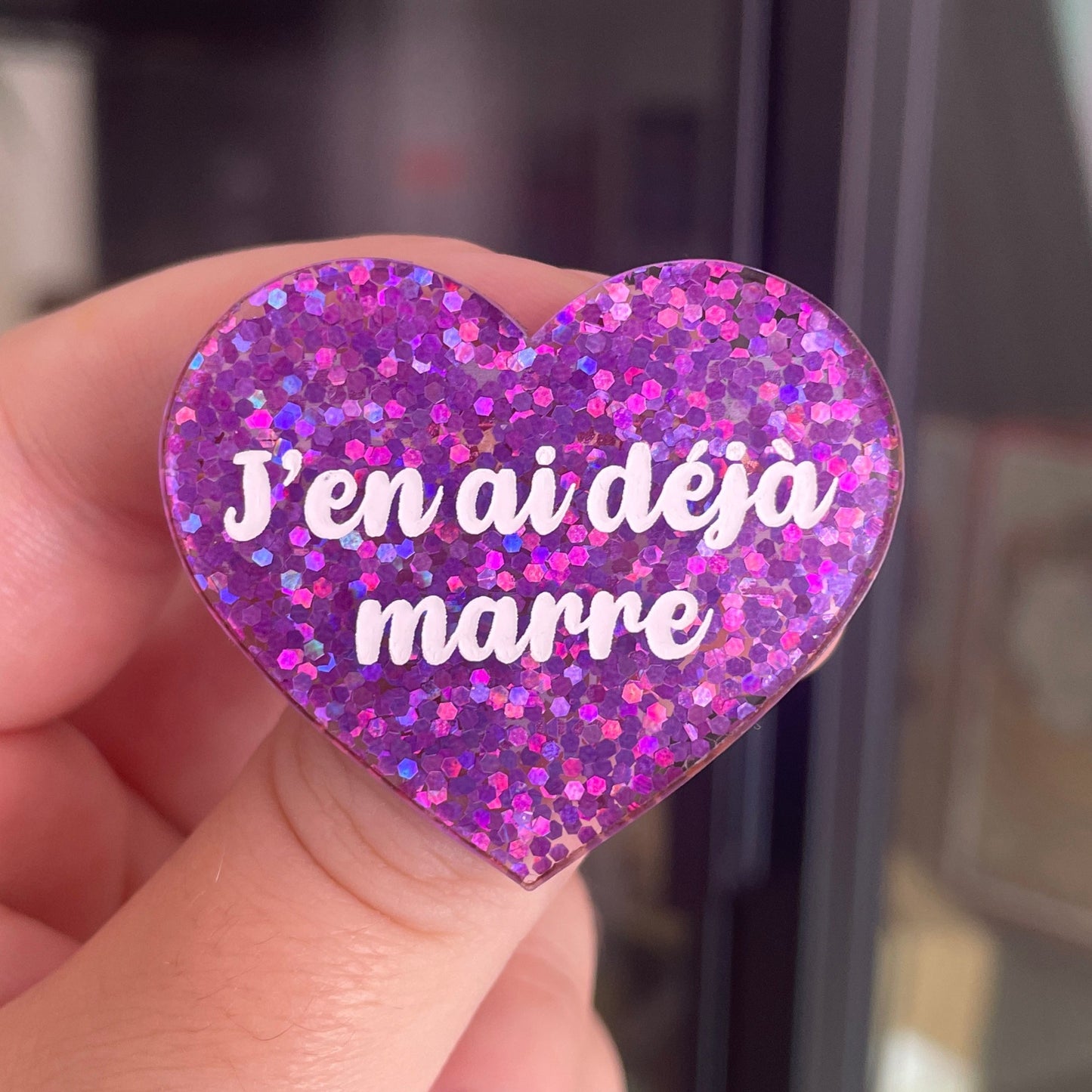 [CONTRÔLE TECHNIQUE] Broche "J'en ai déjà marre" en acrylique pailletée violette