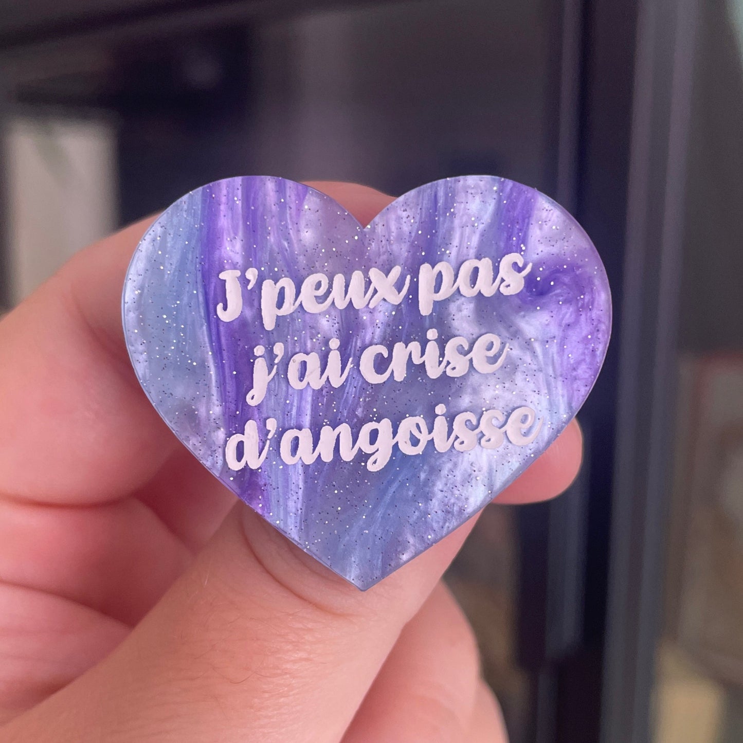 [CONTRÔLE TECHNIQUE] Broche "J'peux pas j'ai crise d'angoisse" en acrylique marbrée bleue et violette