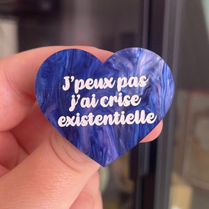 [CONTRÔLE TECHNIQUE] Broche "J'peux pas j'ai crise existentielle" en acrylique marbrée bleue et blanche