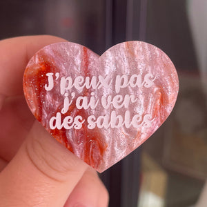 [CONTRÔLE TECHNIQUE] Broche "J'peux pas j'ai ver des sables" en acrylique marbrée blanche et orange à paillettes