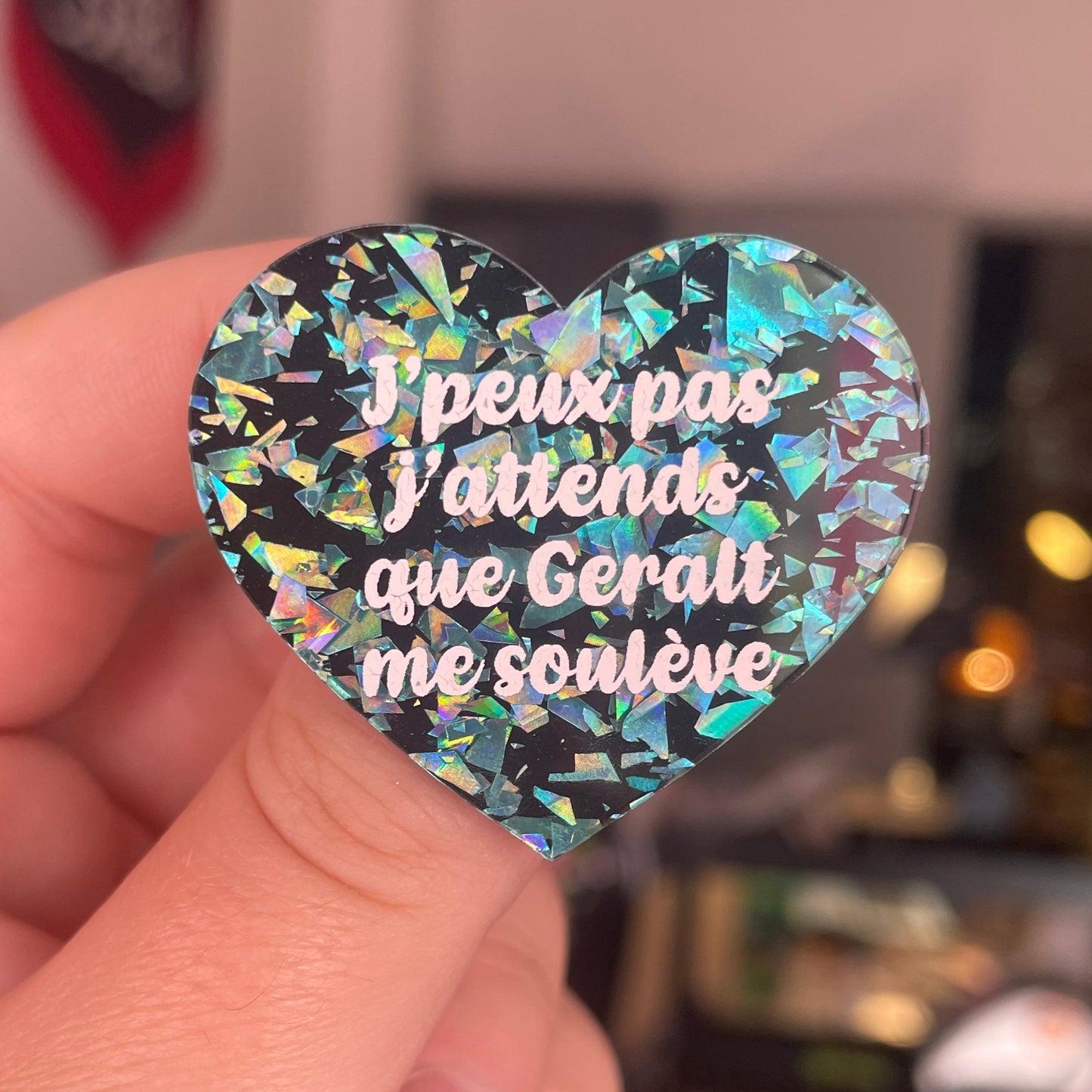 [CONTRÔLE TECHNIQUE] Broche "J'peux pas j'attends que Geralt me soulève" en acrylique noire avec des éclats de confettis turquoise