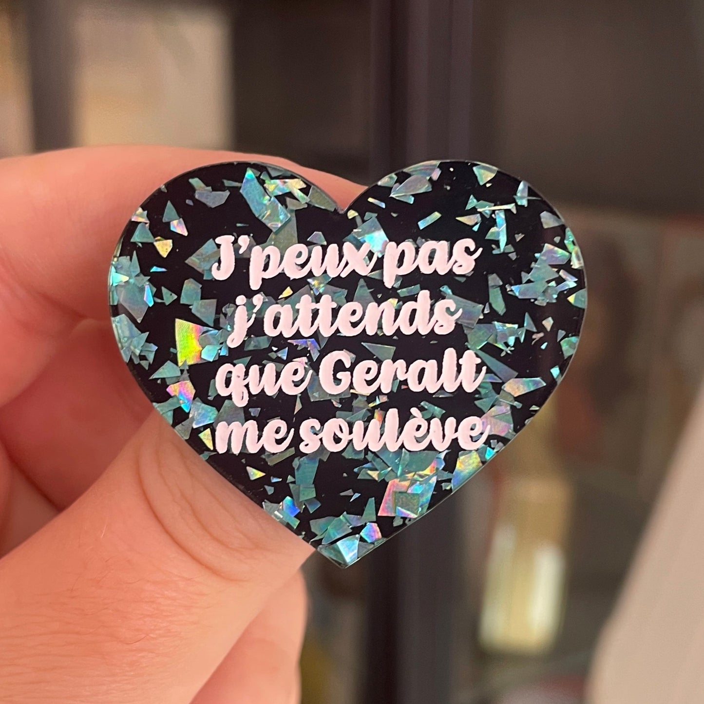 [CONTRÔLE TECHNIQUE] Broche "J'peux pas j'attends que Geralt me soulève" en acrylique noire avec des éclats de confettis turquoise