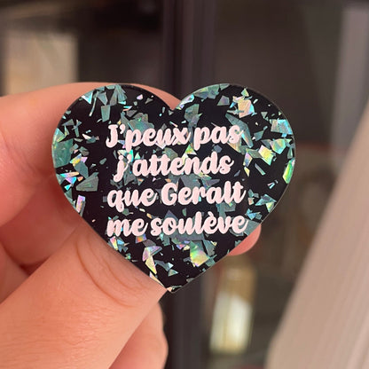 [CONTRÔLE TECHNIQUE] Broche "J'peux pas j'attends que Geralt me soulève" en acrylique noire avec des éclats de confettis turquoise