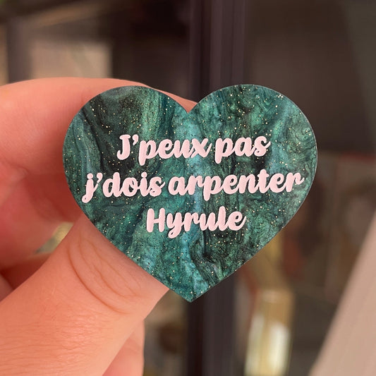 [CONTRÔLE TECHNIQUE] Broche "J'peux pas j'dois arpenter Hyrule" en acrylique marbrée noire et vert sapin