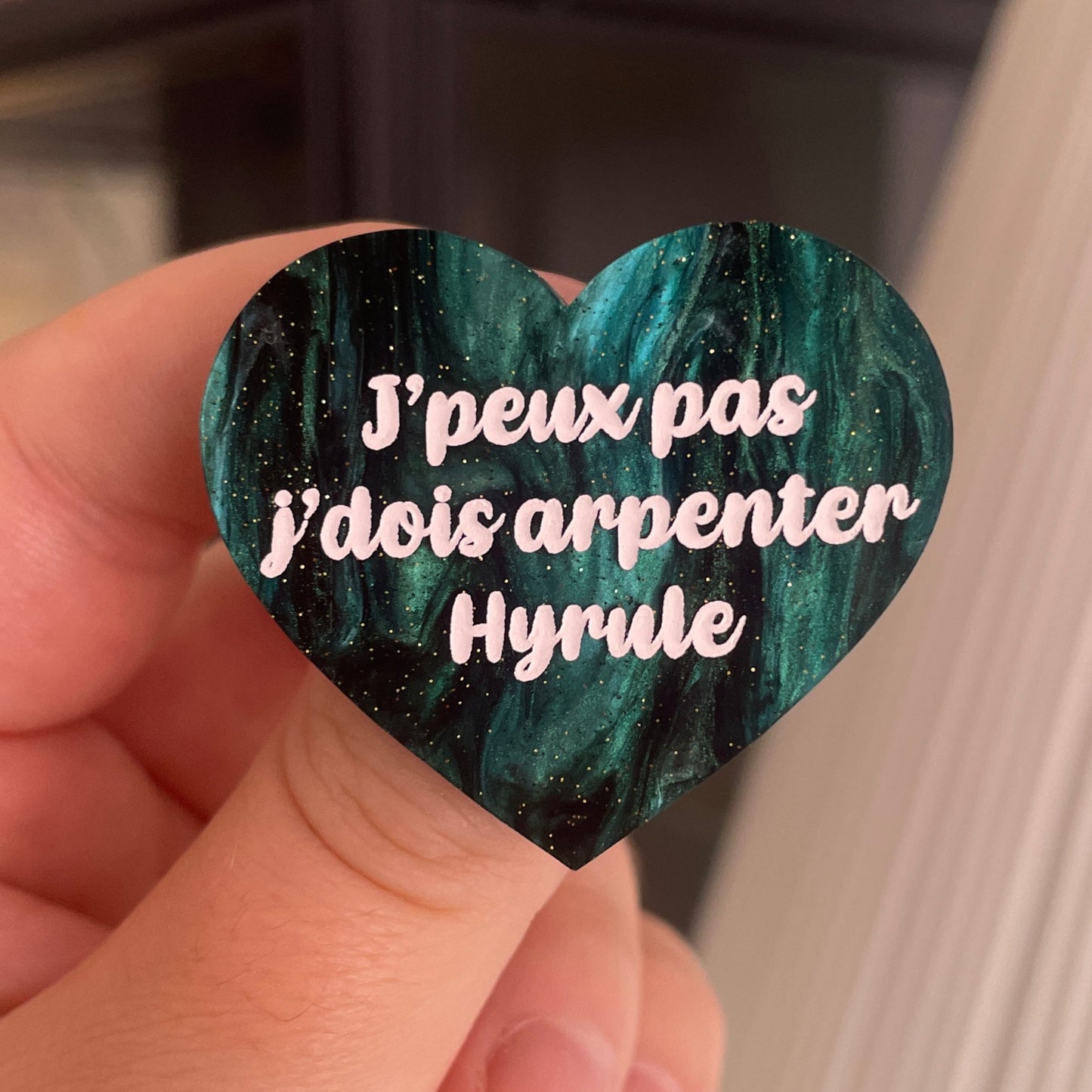 [CONTRÔLE TECHNIQUE] Broche "J'peux pas j'dois arpenter Hyrule" en acrylique marbrée noire et vert sapin