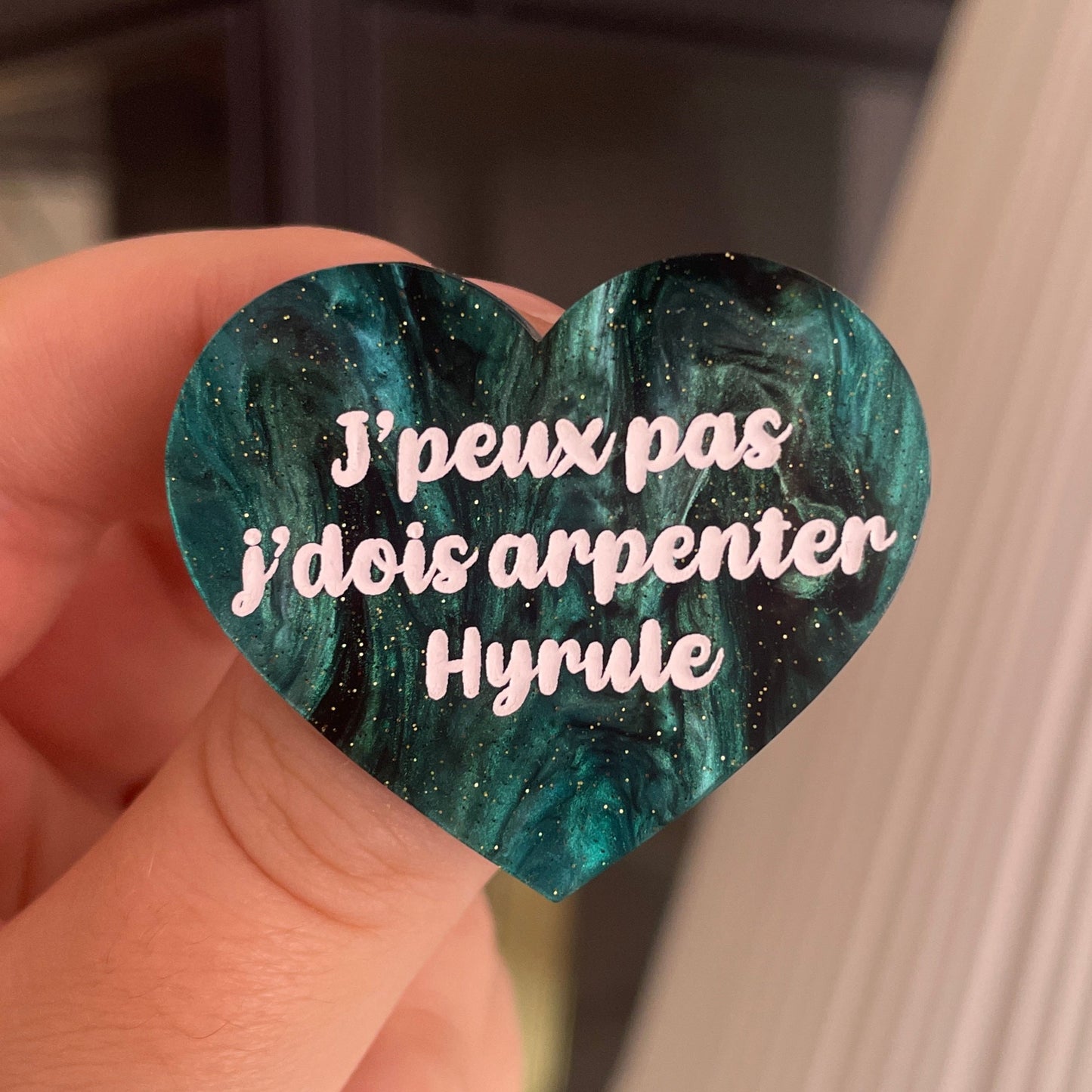[CONTRÔLE TECHNIQUE] Broche "J'peux pas j'dois arpenter Hyrule" en acrylique marbrée noire et vert sapin