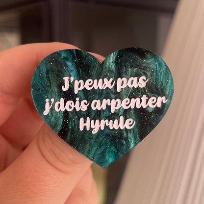 [CONTRÔLE TECHNIQUE] Broche "J'peux pas j'dois arpenter Hyrule" en acrylique marbrée noire et vert sapin