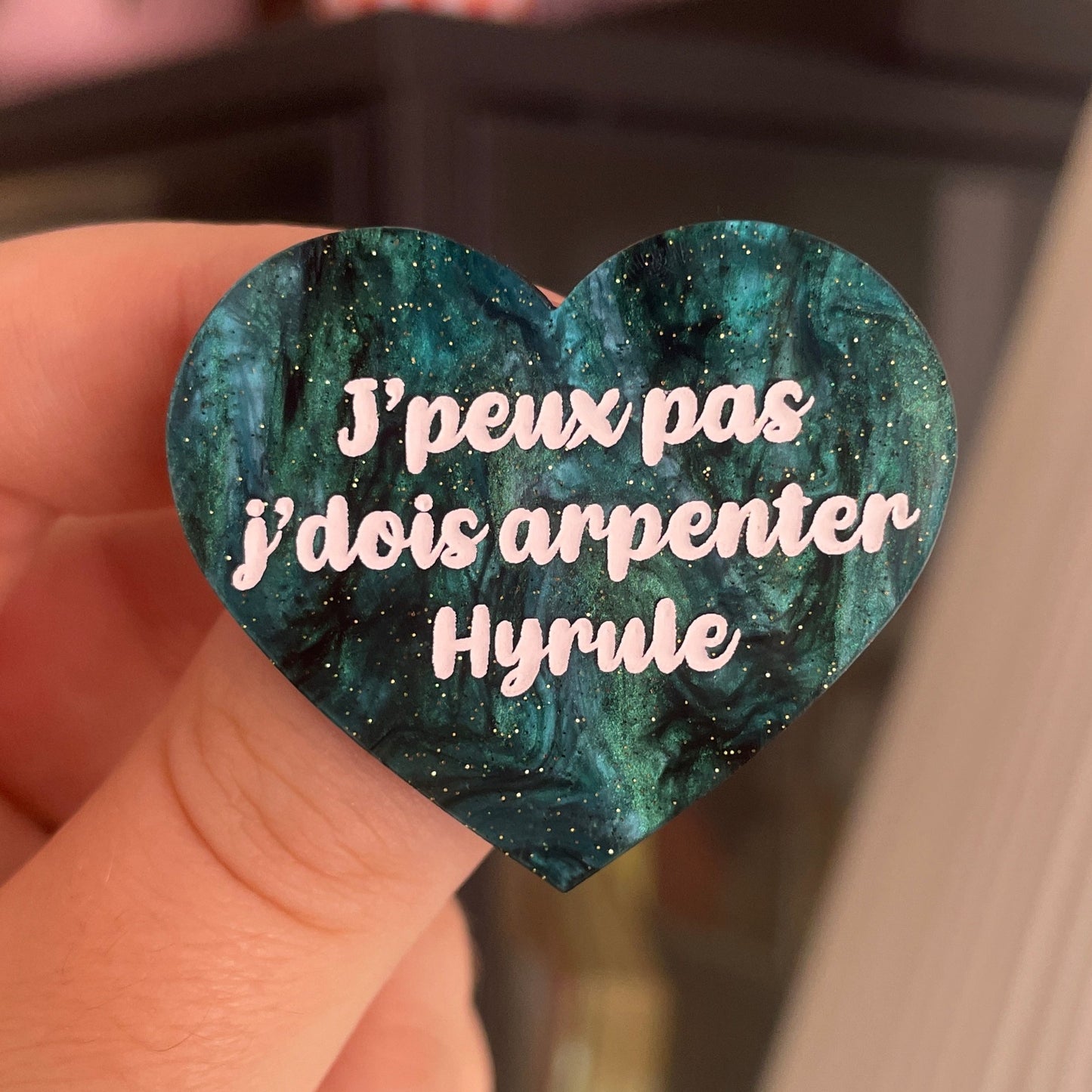 [CONTRÔLE TECHNIQUE] Broche "J'peux pas j'dois arpenter Hyrule" en acrylique marbrée noire et vert sapin