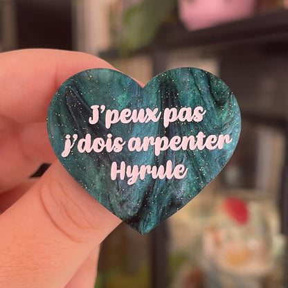[CONTRÔLE TECHNIQUE] Broche "J'peux pas j'dois arpenter Hyrule" en acrylique marbrée noire et vert sapin