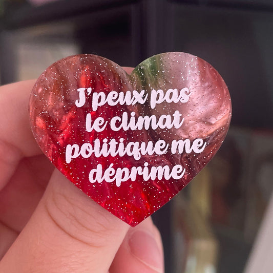 [CONTRÔLE TECHNIQUE] Broche "J'peux pas le climat politique me déprime" en acrylique marbrée rouge, marron, verte et blanche