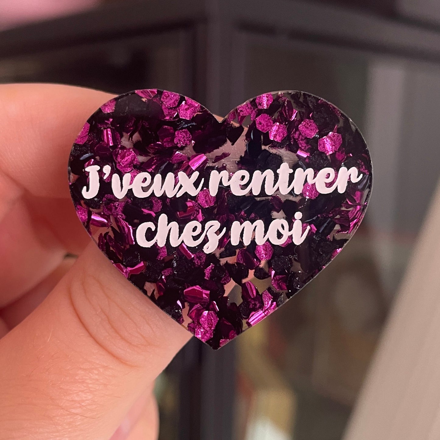 [CONTRÔLE TECHNIQUE] Broche "J'veux rentrer chez moi" en acrylique semi transparente avec des confettis fuchsia et noirs