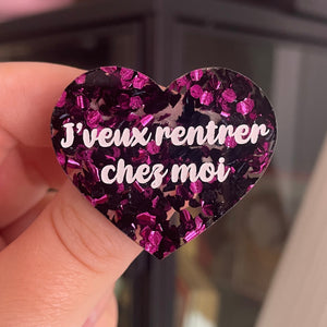 [CONTRÔLE TECHNIQUE] Broche "J'veux rentrer chez moi" en acrylique semi transparente avec des confettis fuchsia et noirs