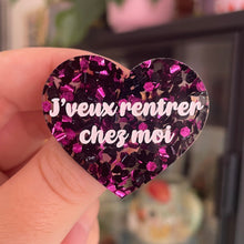 Charger l&#39;image dans la galerie, [CONTRÔLE TECHNIQUE] Broche &quot;J&#39;veux rentrer chez moi&quot; en acrylique semi transparente avec des confettis fuchsia et noirs