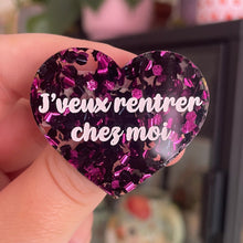 Charger l&#39;image dans la galerie, [CONTRÔLE TECHNIQUE] Broche &quot;J&#39;veux rentrer chez moi&quot; en acrylique semi transparente avec des confettis fuchsia et noirs