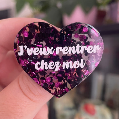 [CONTRÔLE TECHNIQUE] Broche "J'veux rentrer chez moi" en acrylique semi transparente avec des confettis fuchsia et noirs