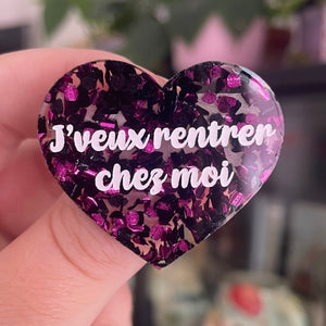 [CONTRÔLE TECHNIQUE] Broche "J'veux rentrer chez moi" en acrylique semi transparente avec des confettis fuchsia et noirs