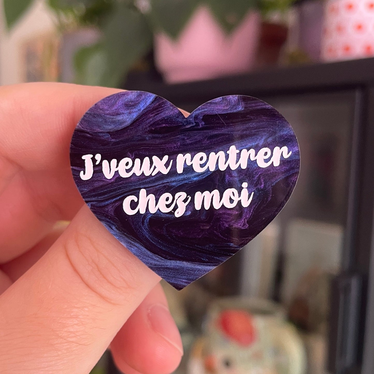 [CONTRÔLE TECHNIQUE] Broche "J'veux rentrer chez moi" en acrylique marbrée noire, bleue et violette