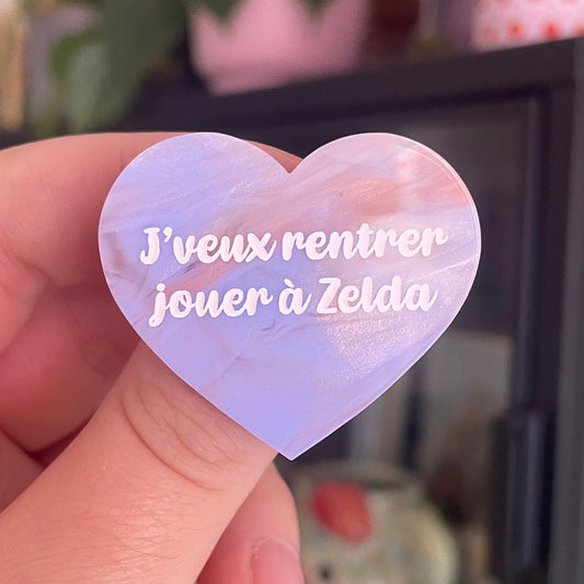 [CONTRÔLE TECHNIQUE] Broche "J'veux rentrer jouer à Zelda" en acrylique marbrée blanche, bleue, dorée et corail