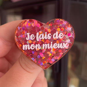 [CONTRÔLE TECHNIQUE] Broche "Je fais de mon mieux" en acrylique semi-transparente avec des confettis corail