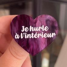 Charger l&#39;image dans la galerie, [CONTRÔLE TECHNIQUE] Broche &quot;Je hurle à l&#39;intérieur&quot; en acrylique marbrée violet foncé et clair