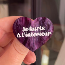 Charger l&#39;image dans la galerie, [CONTRÔLE TECHNIQUE] Broche &quot;Je hurle à l&#39;intérieur&quot; en acrylique marbrée violet foncé et clair