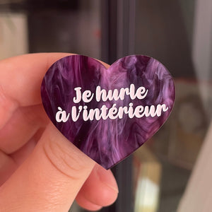 [CONTRÔLE TECHNIQUE] Broche "Je hurle à l'intérieur" en acrylique marbrée violet foncé et clair