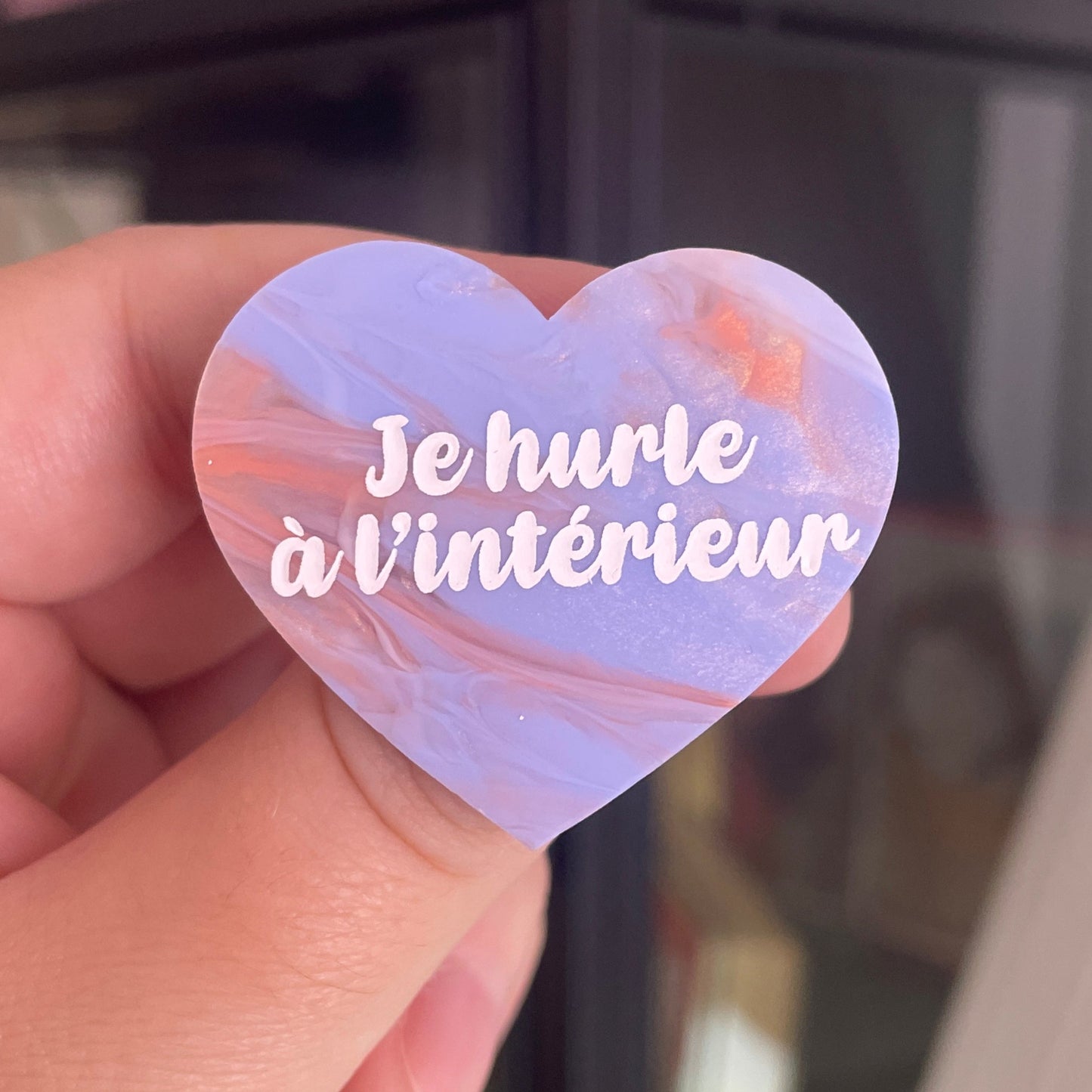 [CONTRÔLE TECHNIQUE] Broche "Je hurle à l'intérieur" en acrylique marbrée blanche, dorée, bleue et corail