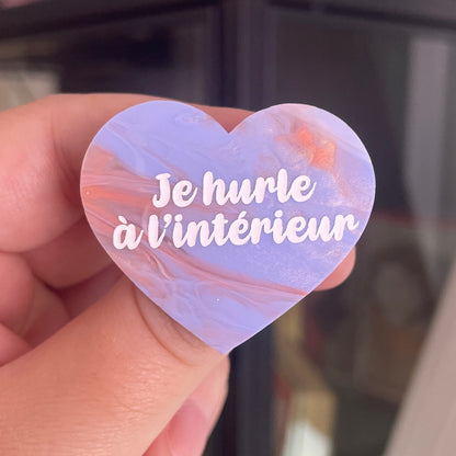 [CONTRÔLE TECHNIQUE] Broche "Je hurle à l'intérieur" en acrylique marbrée blanche, dorée, bleue et corail