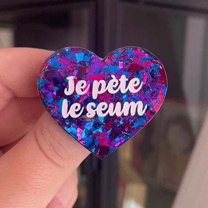 [CONTRÔLE TECHNIQUE] Broche "Je pète le seum" en acrylique transparente à gros confettis bleus, violets et roses