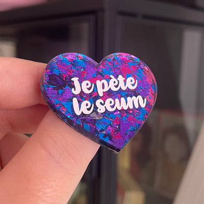 [CONTRÔLE TECHNIQUE] Broche "Je pète le seum" en acrylique transparente à gros confettis bleus, violets et roses