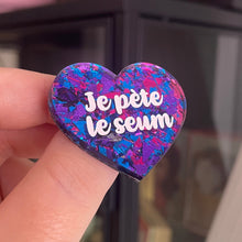 Charger l&#39;image dans la galerie, [CONTRÔLE TECHNIQUE] Broche &quot;Je pète le seum&quot; en acrylique transparente à gros confettis bleus, violets et roses