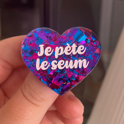 [CONTRÔLE TECHNIQUE] Broche "Je pète le seum" en acrylique transparente à gros confettis bleus, violets et roses