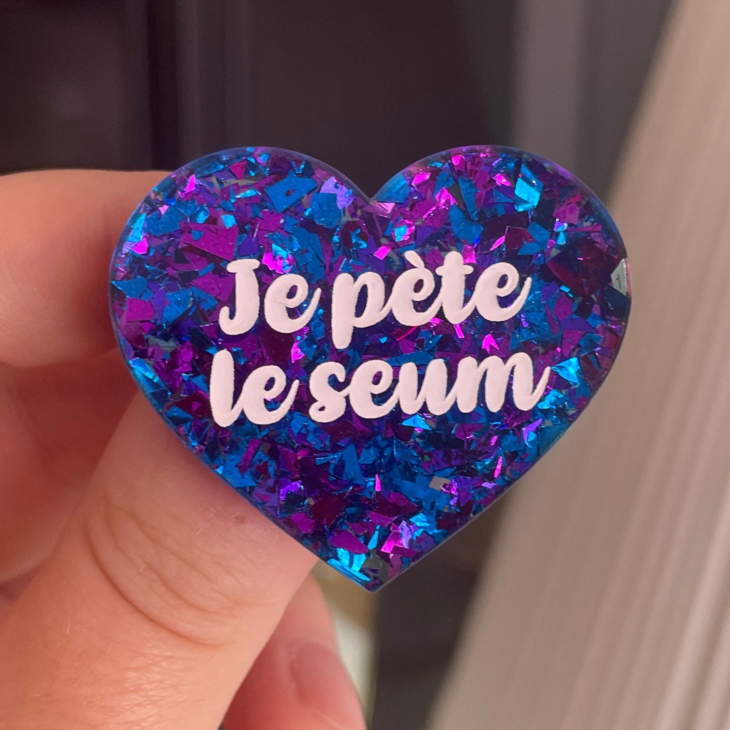 [CONTRÔLE TECHNIQUE] Broche "Je pète le seum" en acrylique transparente à gros confettis bleus, violets et roses