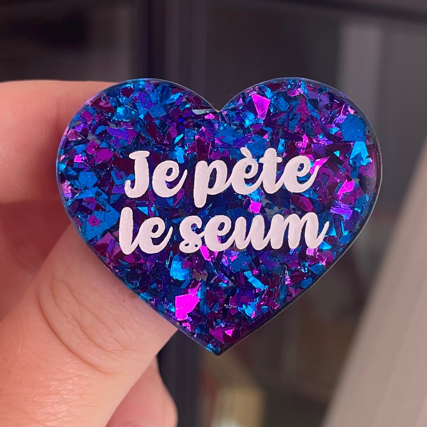 [CONTRÔLE TECHNIQUE] Broche "Je pète le seum" en acrylique transparente à gros confettis bleus, violets et roses