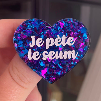 [CONTRÔLE TECHNIQUE] Broche "Je pète le seum" en acrylique transparente à gros confettis bleus, violets et roses