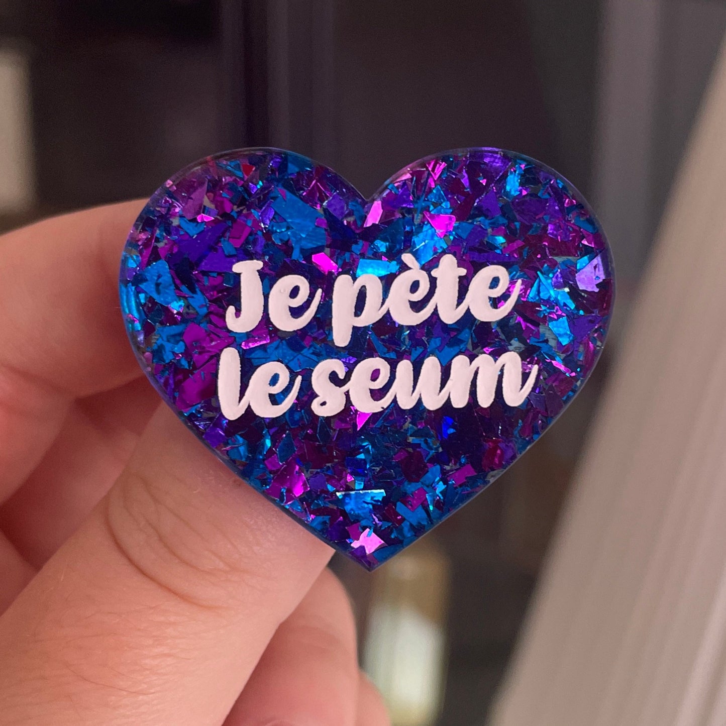 [CONTRÔLE TECHNIQUE] Broche "Je pète le seum" en acrylique transparente à gros confettis bleus, violets et roses