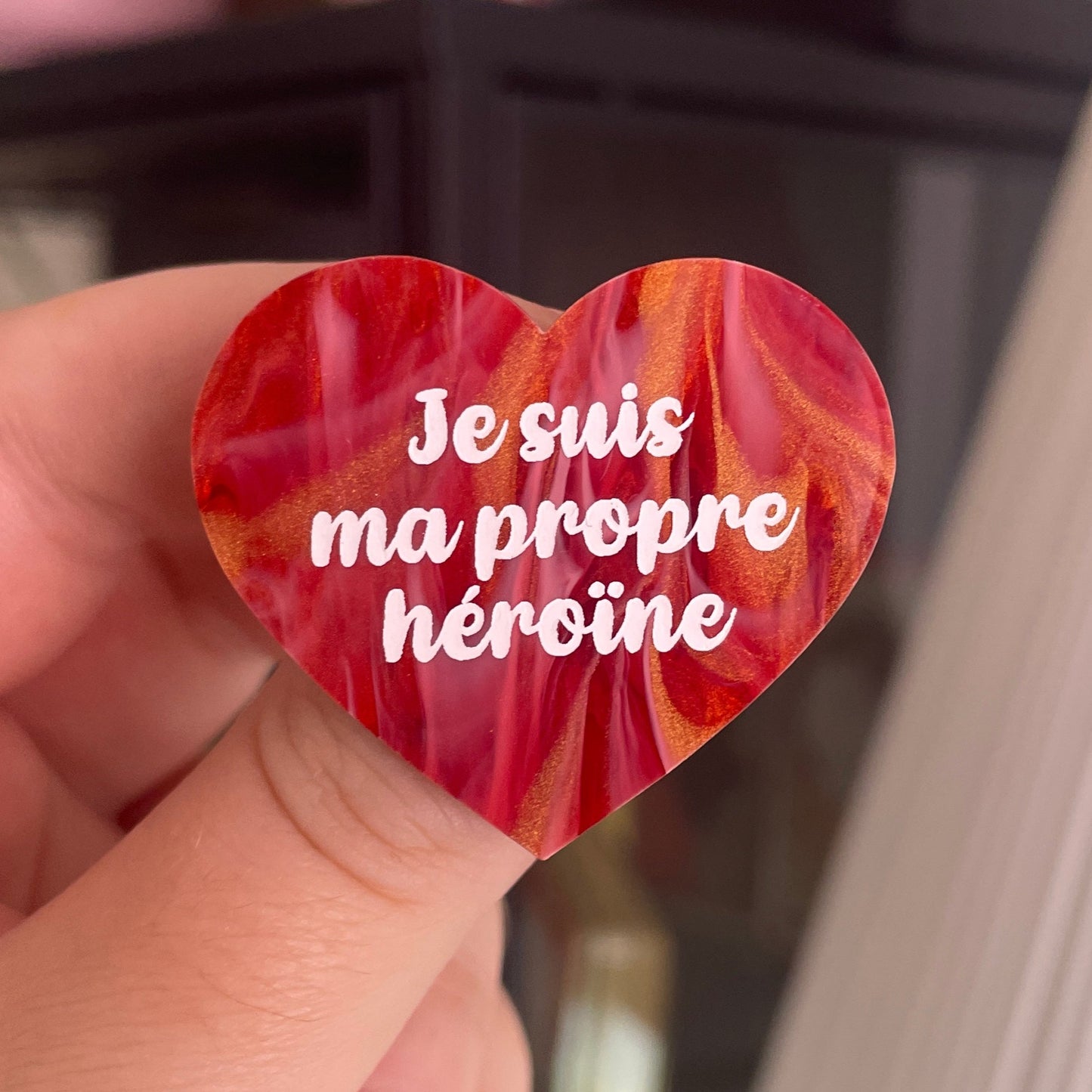 [CONTRÔLE TECHNIQUE] Broche "Je suis ma propre héroïne" en acrylique marbrée rouge, dorée et blanche