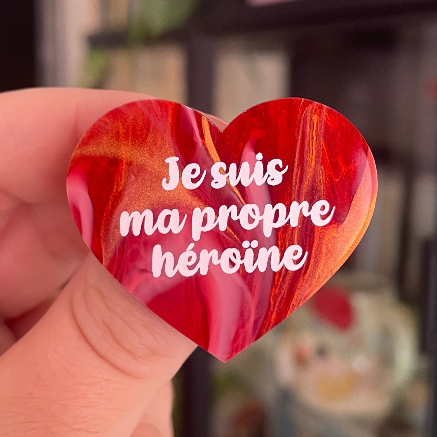 [CONTRÔLE TECHNIQUE] Broche "Je suis ma propre héroïne" en acrylique marbrée rouge, dorée et blanche