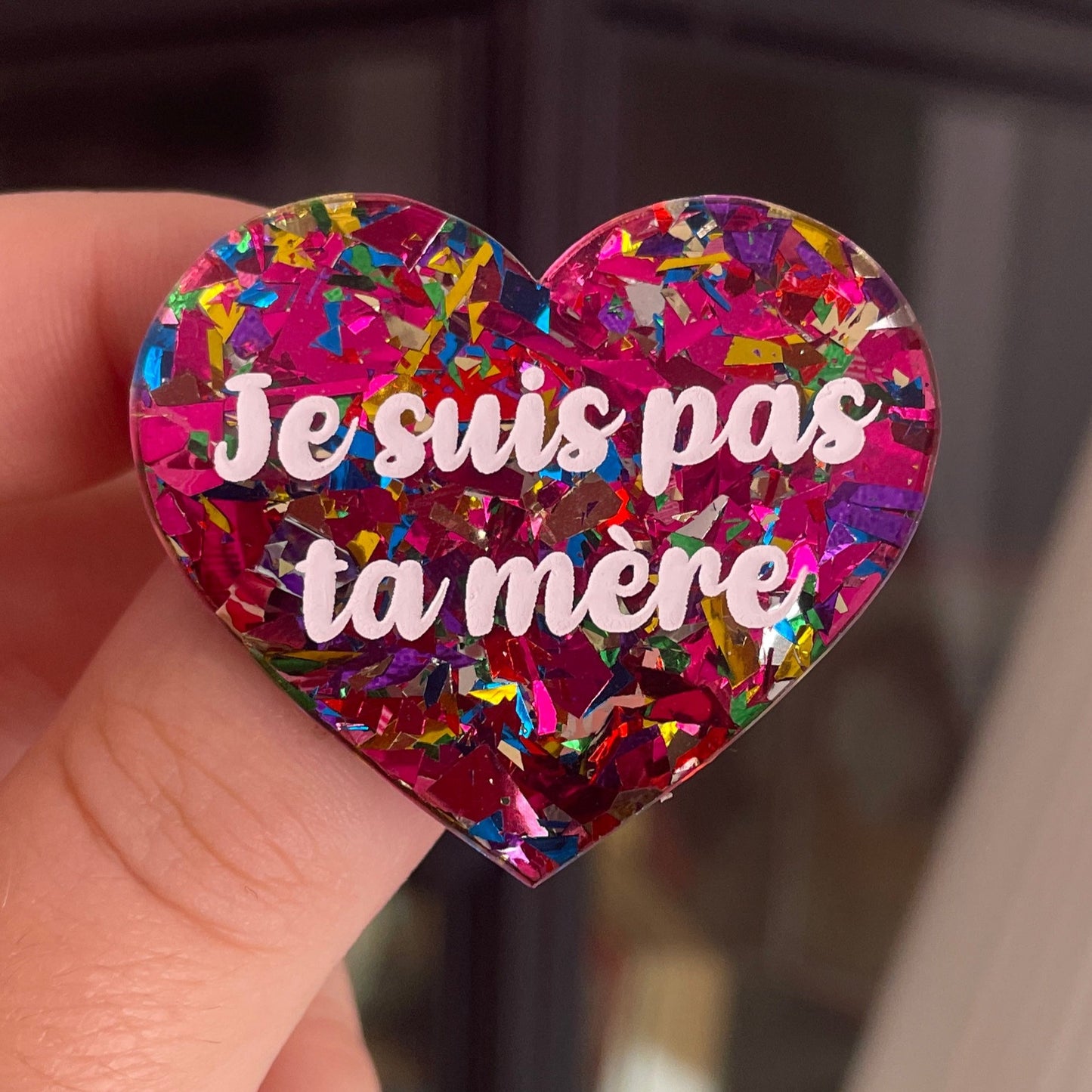 [CONTRÔLE TECHNIQUE] Broche "Je suis pas ta mère" en acrylique transparente à gros confettis roses et multicolores